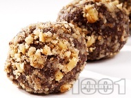 Рецепта Шоколадови трюфели (домашни бонбонени топчета) от бисквити и орехи с пълнеж от ром, масло и пудра захар
